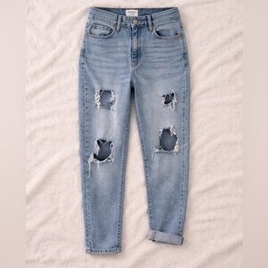 Levi’s Denizen Distressed Boyfriend Size 27 Light Wash High Rise Mom Jeans